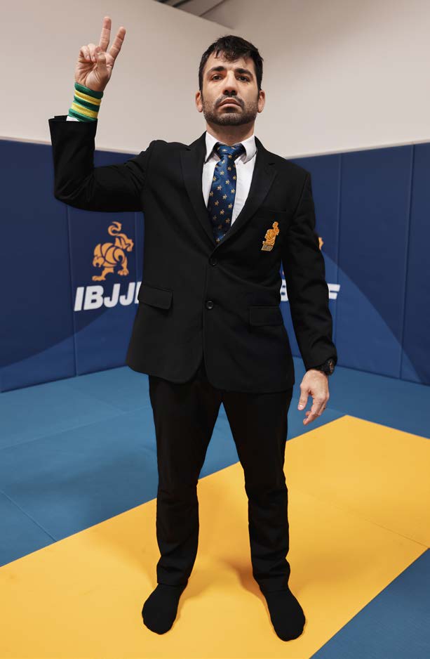 Referee signal for advantage - arm extended parallel to mat, palm facing downwards