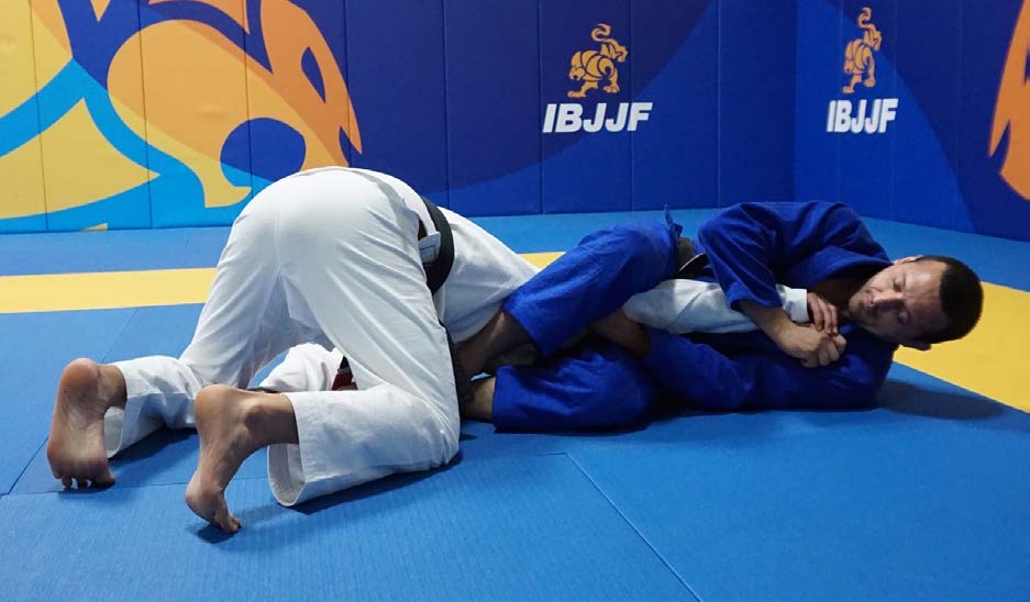 Knee on belly - points awarded, alternate view